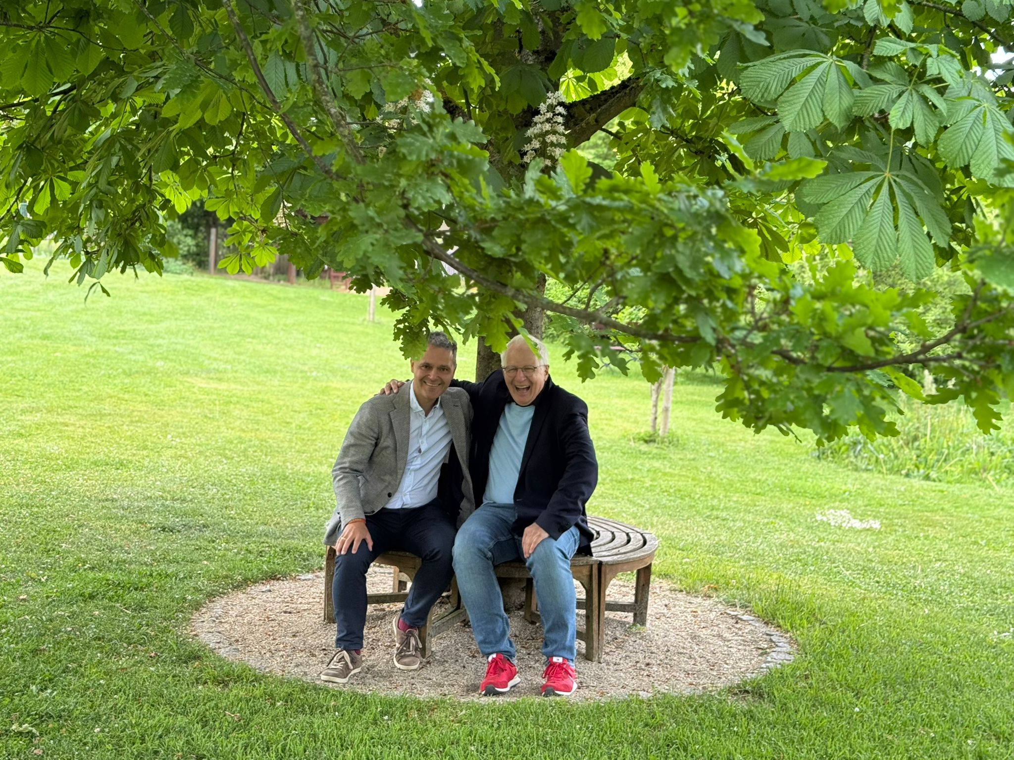 Theo Bergauer und Prof. Leonhard Zintl unter dem Baum